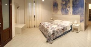 アシェーアにあるIl Centenarioのベッドルーム(大型ベッド1台付)、バスルームが備わります。