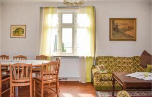 uma sala de estar com uma mesa e um sofá em Nice Home In Brkne-hoby With 3 Bedrooms, Sauna And Wifi em Bräkne-Hoby