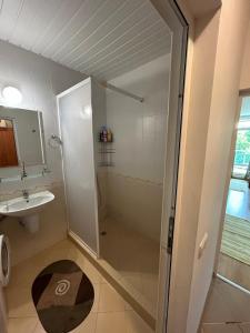 La salle de bains est pourvue d'une douche et d'un lavabo. dans l'établissement Byala Silver Beach Apart, à Byala