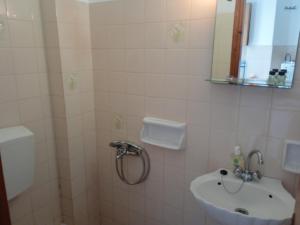 バトシにあるVilla Athinaの洗面台と鏡付きシャワーを備えたバスルーム +47枚の写真