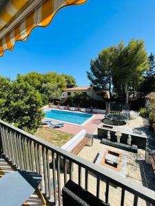 vistas a la piscina desde el balcón de una casa en La Pineda 2, en Calafell