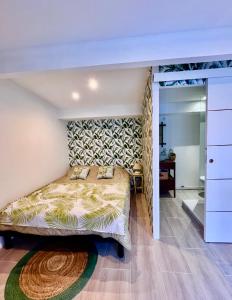 una camera con un grande letto e un armadio di L'île Verte a La Ciotat
