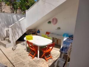 Il cappero, sul mare في بورتو باديسكو: طاولة وكراسي في غرفة بها درج