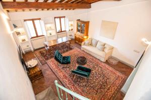 vista aerea su un soggiorno con divano e sedie di Ginevra Apartment by Firenze Prestige a Firenze