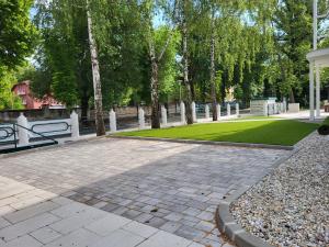 A garden outside Villa Bauhaus Wellness Apart-Hotel