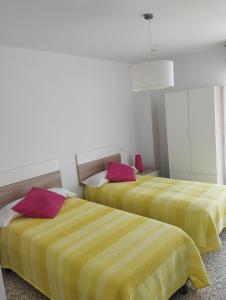 two beds sitting next to each other in a room at Apartamento Vicsus in Ajo