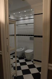 カターニアにあるBorgo Santa Caterinaの黒と白のチェックフロアのバスルーム