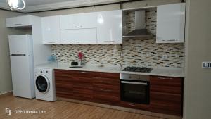 トラブゾンにあるSPRİNG livingのキッチン(白いキャビネット、洗濯機付)