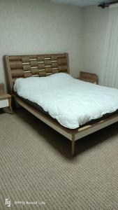 トラブゾンにあるSPRİNG livingの木枠のベッド1台