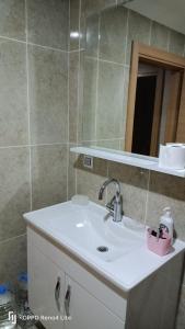 トラブゾンにあるSPRİNG livingのバスルーム(洗面台、鏡付)
