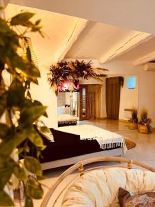 una grande camera da letto con un letto in una stanza di Magnifique appartement bohème / sauna / balneo a Valros