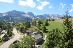 un pueblo en las montañas con una carretera en LE COCON, en Gresse-en-Vercors