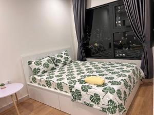 Dormitorio pequeño con cama y ventana en Vinhome Grand Park Homestay House-Romantic Stay en Gò Công