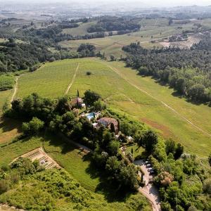 una vista aérea de una casa en un campo en GHIZZOLO Residence - Refurbished 2024, en Montaione