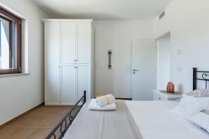 Un dormitorio blanco con una cama y una ventana. en Valle d'Itria IN, en Martina Franca 78 fotos más