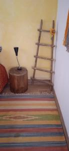 a room with a ladder and a table and a rug at Casinha Amarela in Montargil