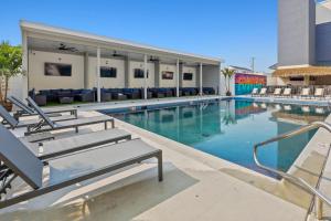 una piscina con tumbonas en un hotel en Seaport Suites en Wildwood