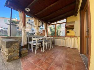 een keuken met een tafel en stoelen op een patio bij La Vecchia Bottega in Montorio