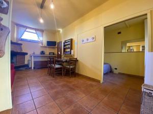 een kamer met een keuken en een tafel en stoelen bij La Vecchia Bottega in Montorio