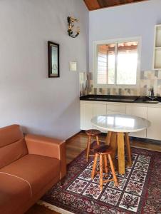uma sala de estar com um sofá e uma mesa em VIA SPE - Pousada em Belo Horizonte