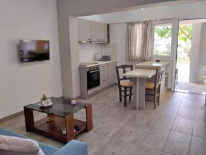 a living room with a table and a kitchen with a tablektop at el castle in Agioi Apostoli