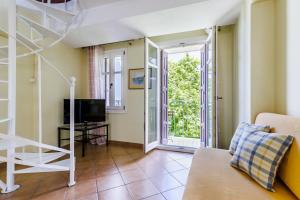 Μια τηλεόραση ή/και κέντρο ψυχαγωγίας στο Sentefi Maisonette