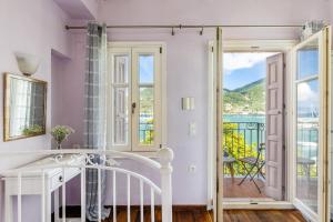 escalera blanca en una habitación con balcón en Sentefi Maisonette, en Skopelos Town