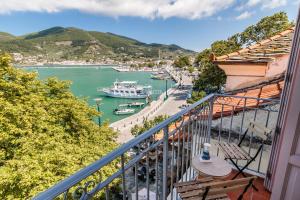 balcón con vistas a un puerto con barcos en Sentefi Maisonette, en Skopelos Town