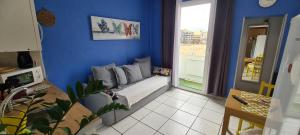 sala de estar con sofá y pared azul en Francisco's Holiday Home en Las Palmas de Gran Canaria