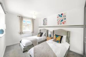 una camera con due letti e una finestra di 7 bed, 5 bedroom, Contractors, Peterborough area a Peterborough