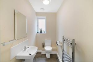 彼得伯勒的住宿－7 bed, 5 bedroom, Contractors, Peterborough area，浴室配有白色卫生间和盥洗盆。