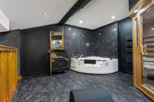 Fotografie z fotogalerie ubytování COCONROOM balneo-sauna La suitE v destinaci Valros + 18 fotografií