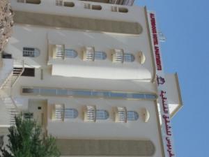 vista sul tetto di un edificio con balconi di Al Ferdous Hotel Apartments a Mascate