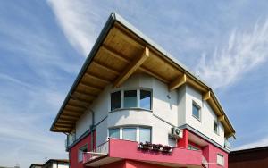 a building with a roof on top of it at Eco Venice in Favaro Veneto