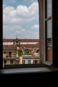 - une vue sur un bâtiment depuis une fenêtre dans l'établissement Art Heaven-Suite Graneri in Torino Centro, à Turin