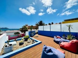 un toit-terrasse avec des chaises et des plantes en pot dans l'établissement Casa Color, à Corralejo