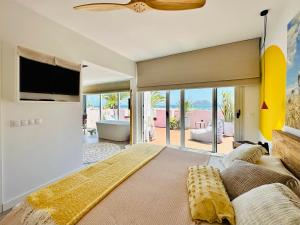 - un salon avec un grand lit et une télévision dans l'établissement Casa Color, à Corralejo 31 autres photos