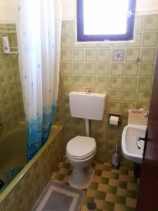 un bagno con un water, una vasca e un lavandino di Ipsos Apartment Mari a Città di Corfù