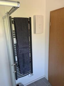 een badkamer met 2 handdoeken aan een handdoekenrek bij Hubertushaus in Burgen