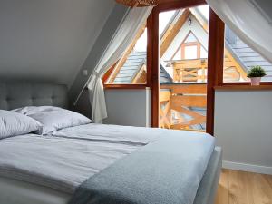 Postel nebo postele na pokoji v ubytování TWOJA CHATA Apartamenty pod niebem zarezerwuj na podhalami pl