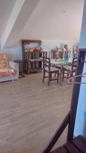 una sala de estar con un sofá y una mesa en Mansarda a Noli e Spotorno, en Noli