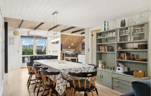 Kuchyň nebo kuchyňský kout v ubytování Nice Home In Harboøre With Sauna