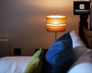 Postel nebo postele na pokoji v ubytování Cosmo Modern Apartment Central By Your Perfect Stay Short lets Birmingham