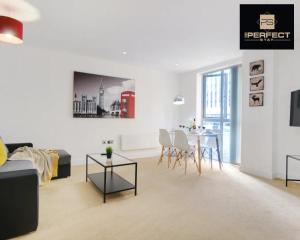 Posezení v ubytování Cosmo Modern Apartment Central By Your Perfect Stay Short lets Birmingham