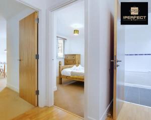 Postel nebo postele na pokoji v ubytování Cosmo Modern Apartment Central By Your Perfect Stay Short lets Birmingham