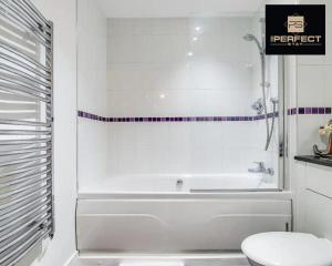 Koupelna v ubytování Cosmo Modern Apartment Central By Your Perfect Stay Short lets Birmingham + 18 fotografií