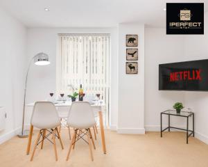 TV a/nebo společenská místnost v ubytování Cosmo Modern Apartment Central By Your Perfect Stay Short lets Birmingham