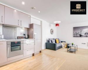 Kuchyň nebo kuchyňský kout v ubytování Cosmo Modern Apartment Central By Your Perfect Stay Short lets Birmingham