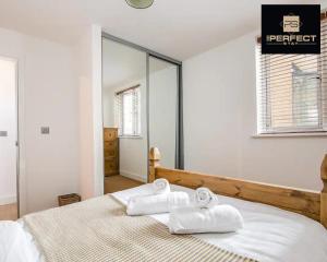 Postel nebo postele na pokoji v ubytování Cosmo Modern Apartment Central By Your Perfect Stay Short lets Birmingham