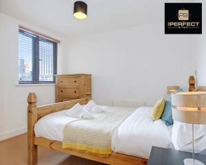 Tempat tidur dalam kamar di Cosmo Modern Apartment Central By Your Perfect Stay Short lets Birmingham
